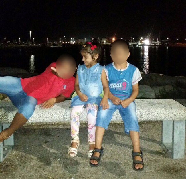 Halima in un momento felice con i fratelli