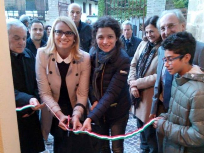 Il taglio del nastro con l'onorevole Irene Manzi, il sindaco di Serrapetrona, Silvia Pinzi, l'arcivescovo di Camerino, mons. Francesco Giovanni Brugnaro, e il presidente Ciambotti