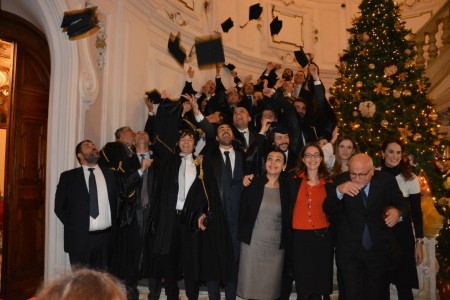 Il lancio dei cappelli dei 23 manager che hanno conseguito il master