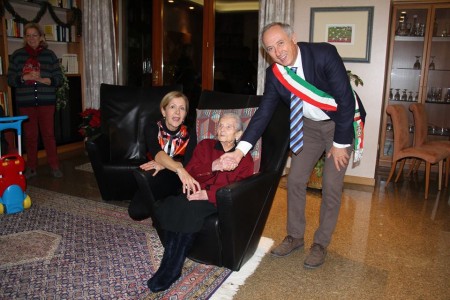 La centenaria Maria Marchegiani insieme alla figlia Silvana Magini e il sindaco di Cingoli Filippo Saltamartini
