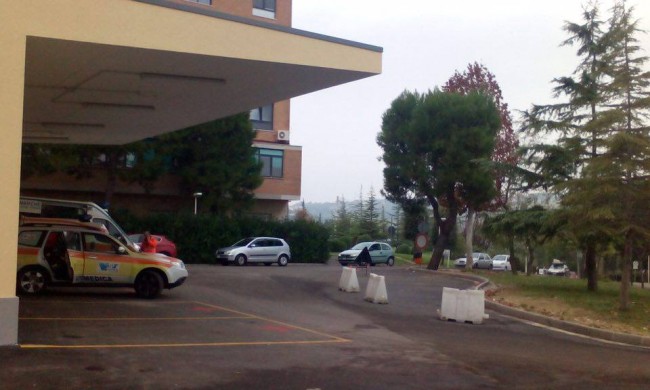 I dissuasori bianchi davanti alle ambulanze