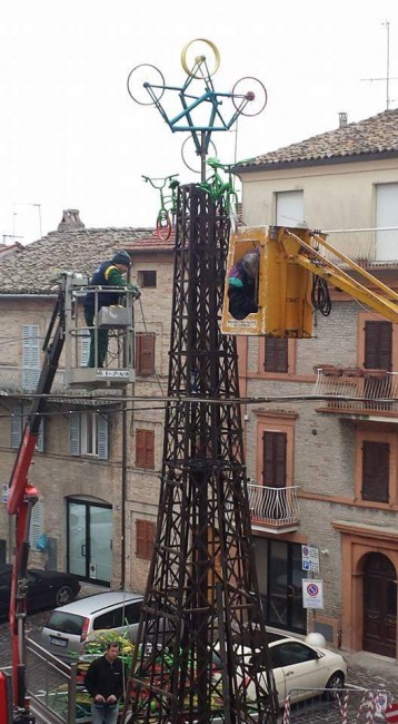 albero natale monte san giusto bici