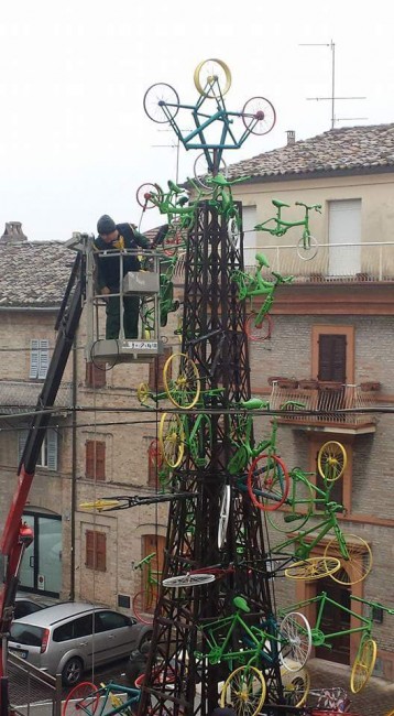 albero natale monte san giusto bici3