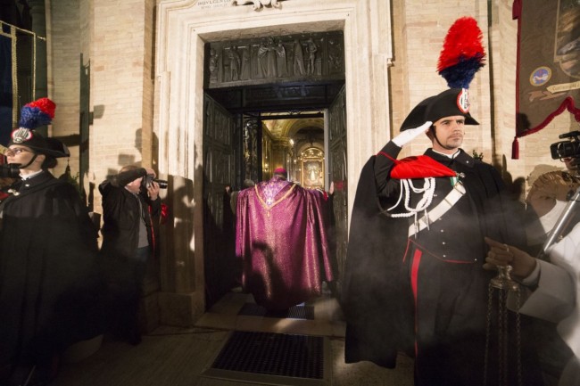 Il vescovo Marconi spalanca la porta santa della chiesa di Santa Maria della Misericordia