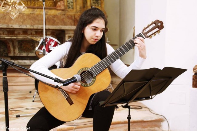 L'esibizione alla chitarra classica di Noemi Poeta