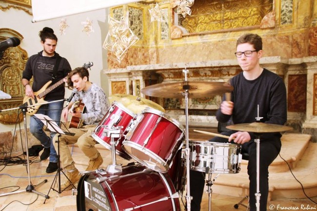 La "band dell'istituto" formata, dai liceali Lorenzo Borgoforte al basso, Michele Campana alla voce e alla chitarra e Giorgio Berré alla batteria.