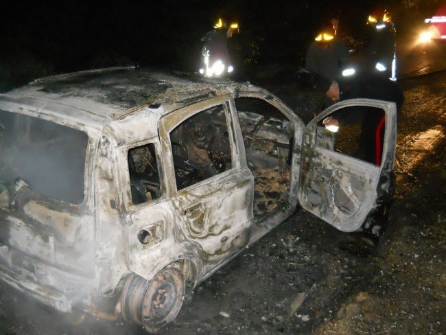 auto incendiata morrovalle (2)