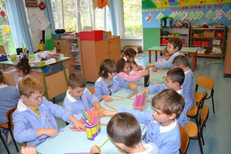 Gli alunni della scuola dell'infanzia al lavoro sulle loro creazioni