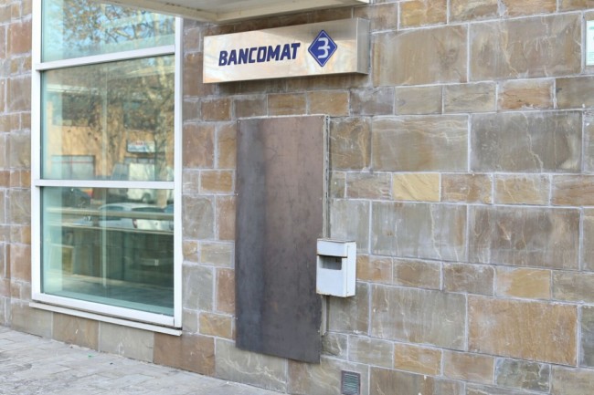 Il bancomat fatto saltare: una lastra di acciaio copre il danneggiamento