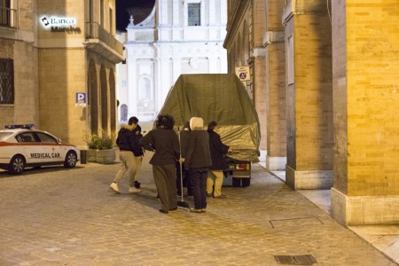 camion statua madonna giubileo roma foto ap (1)