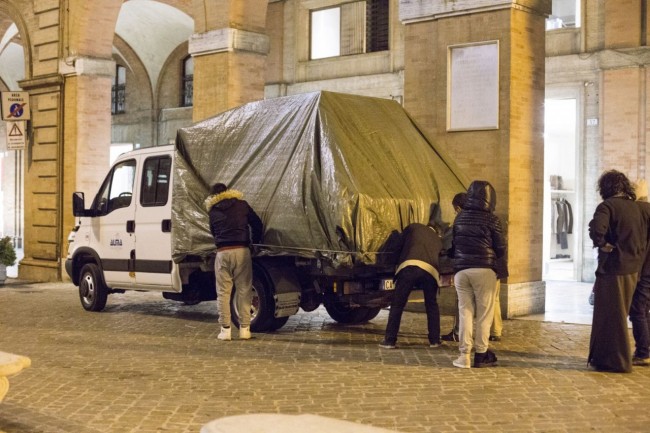 camion statua madonna giubileo roma foto ap (2)