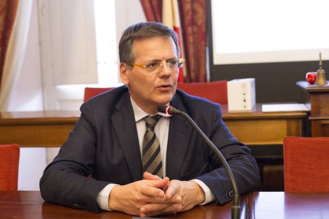 conferenza-comune-fondo-anticrisi-gianluca-puliti-foto-ap-3-650x433