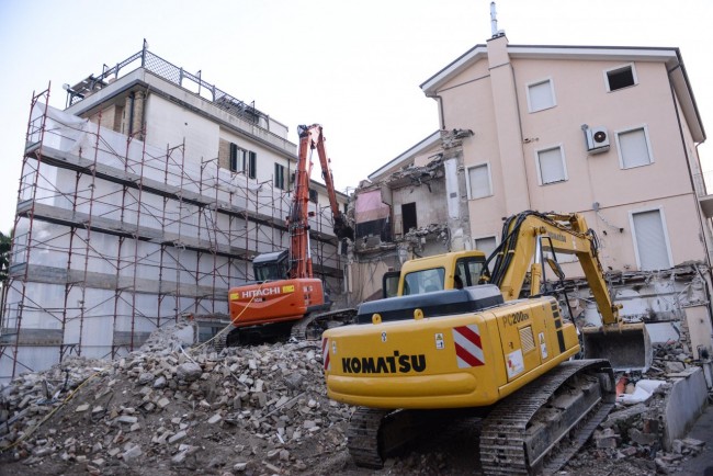La demolizione dell'ex hotel Roma