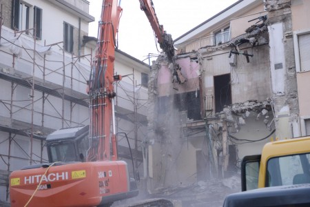 demolizione hotel roma - via vittorio venbeto - civitanova (2)