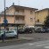 La pensilina del bus, davanti alla gioelleria Dora Lombardi, con la panchina dove sarebbe stata trovata la busta marrone dalla minorenne