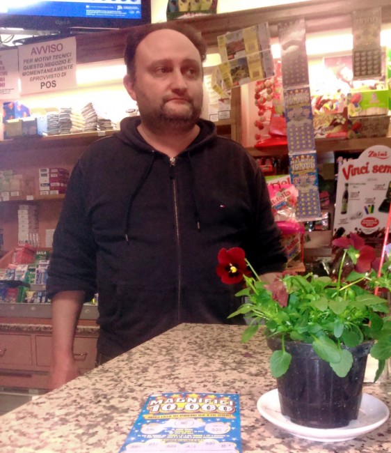 Fabrizio Gasparrini, titolare del bar di Colmurano dove si è registrata la vincita
