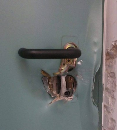 Una delle porte scassinate al Comune di Appignano