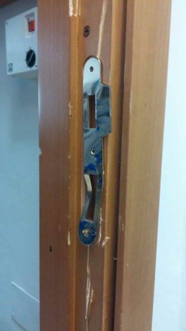 Un'altra porta scassinata