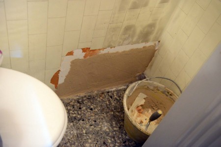 Il buco nel bagno della tabaccheria dove sono passati i ladri