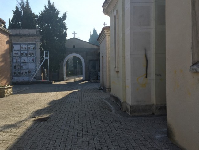 Il cimitero di Cingoli. Sulla destra, una delle strutture deturpate.