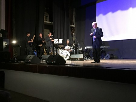 Il conduttore Giovanni Sbergamo e, a sinistra, la Band Project Film composta da Giuliano Cardella, Paolo Della Mora, Maurizio Moscatelli, Alberto Lucerna e Michele Lelli