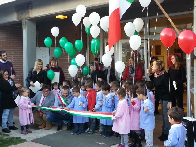 I bambini con i palloncini tricolore alla cerimonia per l'inaugurazione