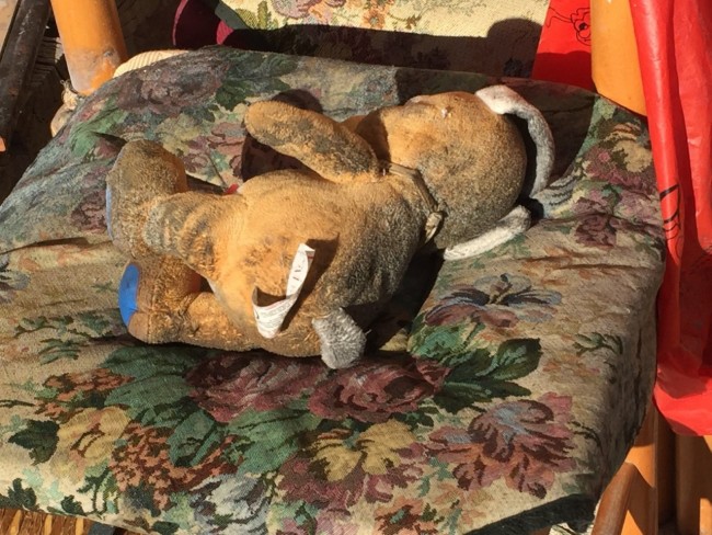 Un peluche dei bambini, che dormivano a due metri di distanza dall'origine dell'incendio