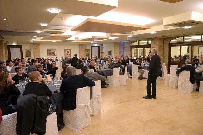 la consegna da parte della Banca di alcuni premi di produttività ai dipendenti