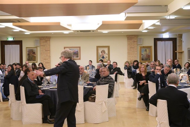 la consegna da parte della Banca di alcuni premi di produttività ai dipendenti 2