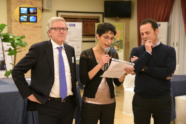 la consegna da parte della Banca di alcuni premi di produttività ai dipendenti 6