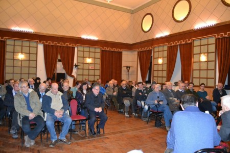 Il gremito salone del circolo cittadino