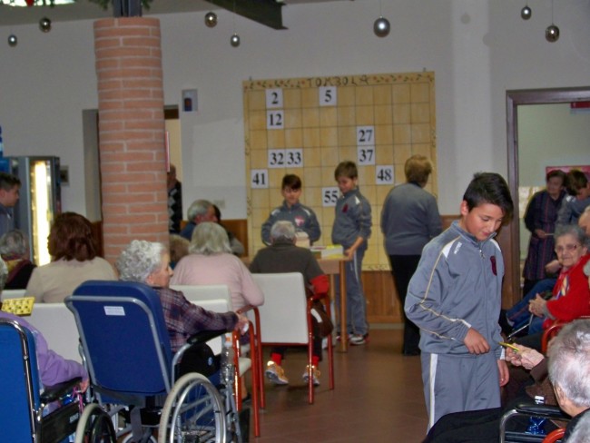 In allegato una foto scattata durante la visita alla Casa di Riposo durante il periodo natalazio 2014