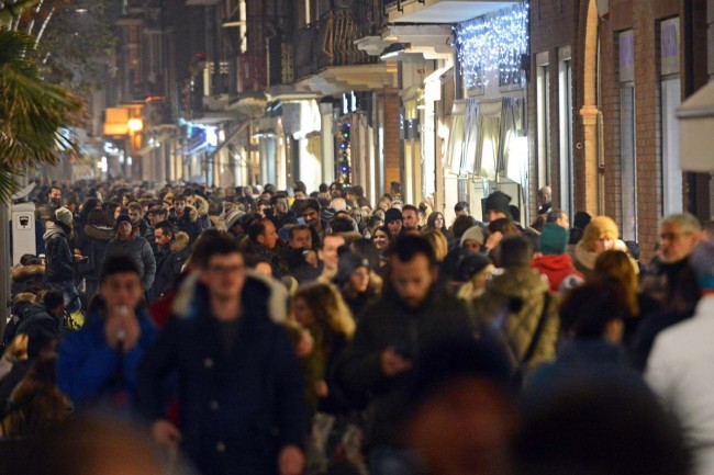 natale in centro - corso affollato shopping - civitanova (2)