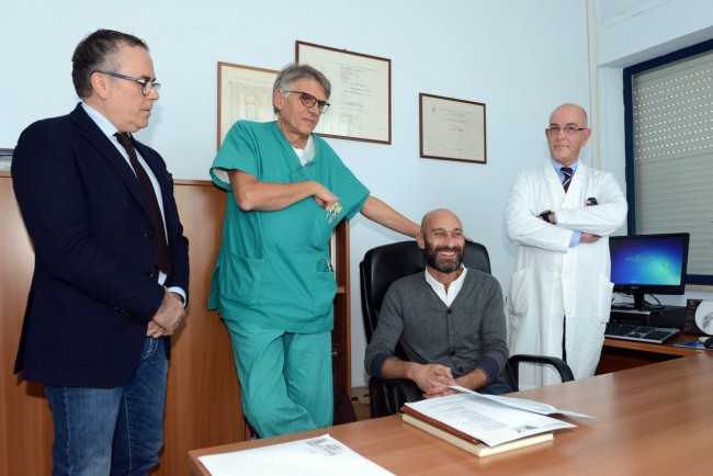 ospedale - consegna statua reparto - civitanova (1)