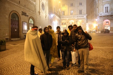 pakistani in piazza macerata 9 dicembre (5)