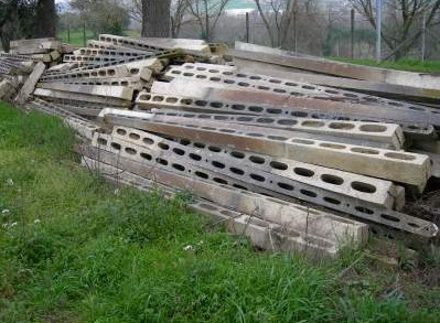 Pali in cemento usati per i vigneti (foto d'archivio)