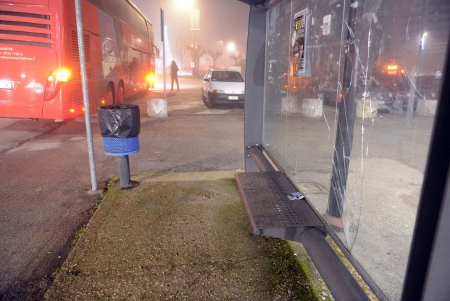 La panchina alla fermata del bus dove la 15enne ha trovato la busta
