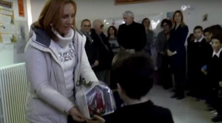 Deborah Pantana regala un presepe al Convitto