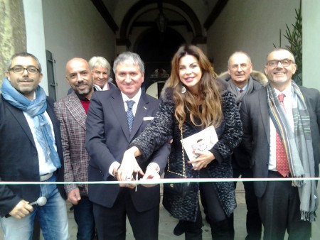Alba Parietti taglia il nastro de "Le Piazzette"
