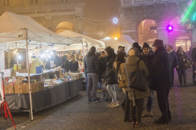 Tanta gente anche ai mercatini natalizi in piazza