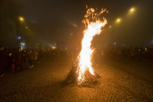processione falò piazza 2015 foto ap (15)