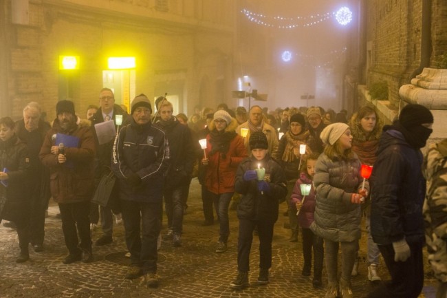 processione falò piazza 2015 foto ap (8)