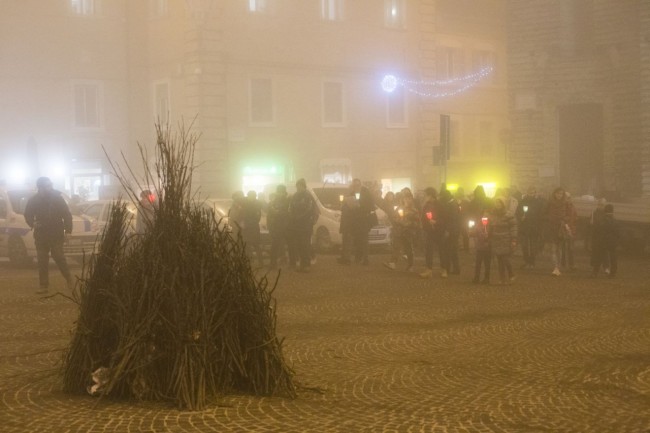 processione falò piazza 2015 foto ap (9)