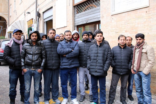 Pakistani che protestano in piazza