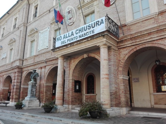 lo striscione appeso al balcone del Municipio di San Severino