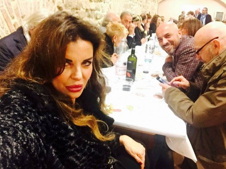 Il selfie che Alba Parietti ha pubblicato sul suo profilo Facebook