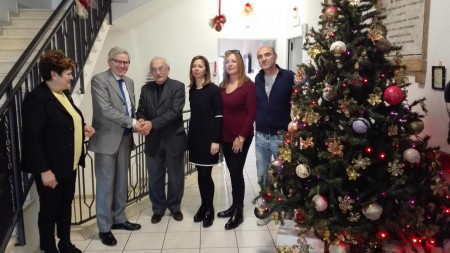stretta di mano tra Colacito e Talamonti, presidente dell'Opera Pia Gatti di Montecosaro. Con loro Maria Tiziana Pepi, Ornella Rotilio, Simona Tocchetti e Sandro Quintabà.