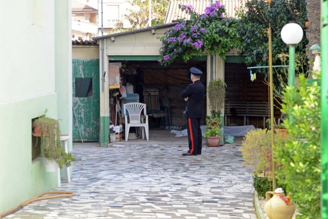 I carabinieri davanti al garage