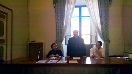 Il coordinatore ambito sociale XVI Valerio Valeriani, il vescovo Nazzareno Marconi e il presidente del Consiglio comunale Mauro Sclavi
