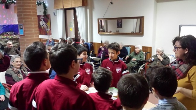 I bambin del settore giovanile in visita alla Casa di riposo